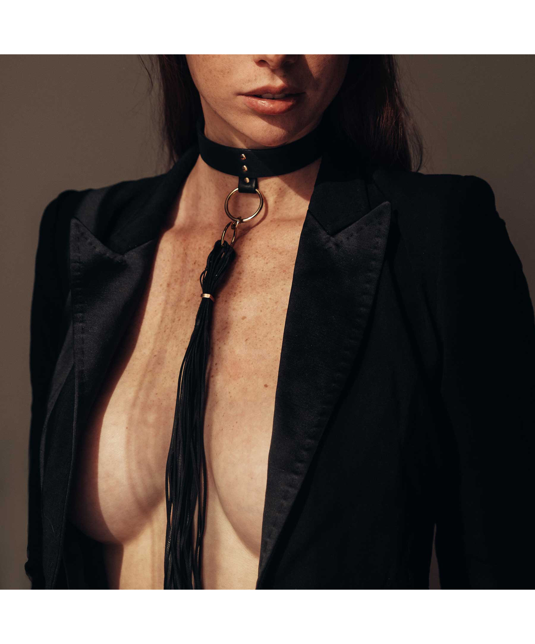 Bijoux Indiscrets MAZE keinonahkainen kaulapanta tupsuilla