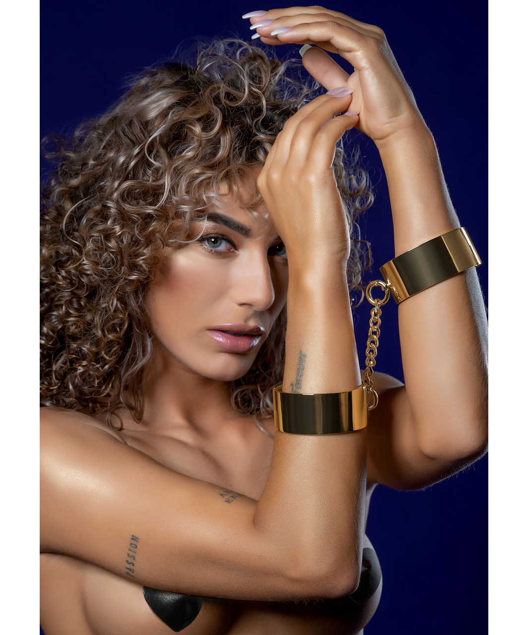 Taboom Dona gold-coloured wrist cuffs